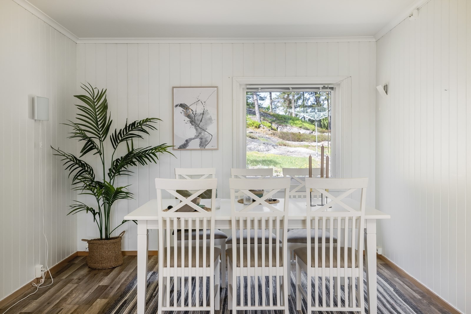 Selger opplyser at spisebord på kjøkken kan overtas etter nærmere avtale. Galleribilde