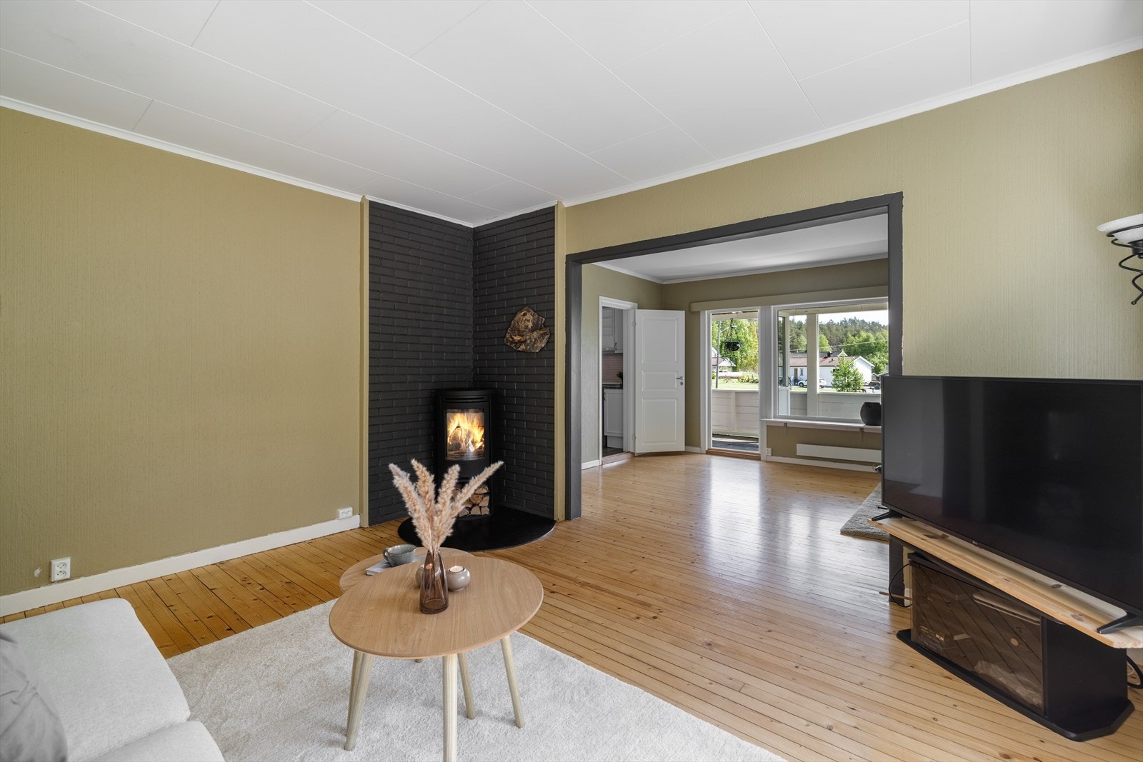 I stuen er det montert Contura vedovn for lun varme på kaldere dager. Galleribilde