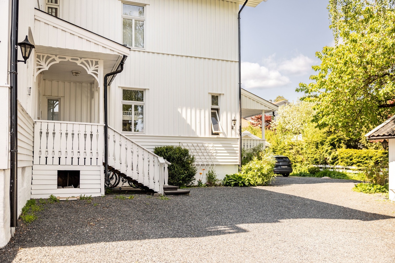 Stor felles gårdsplass med velholdt preg. Galleribilde