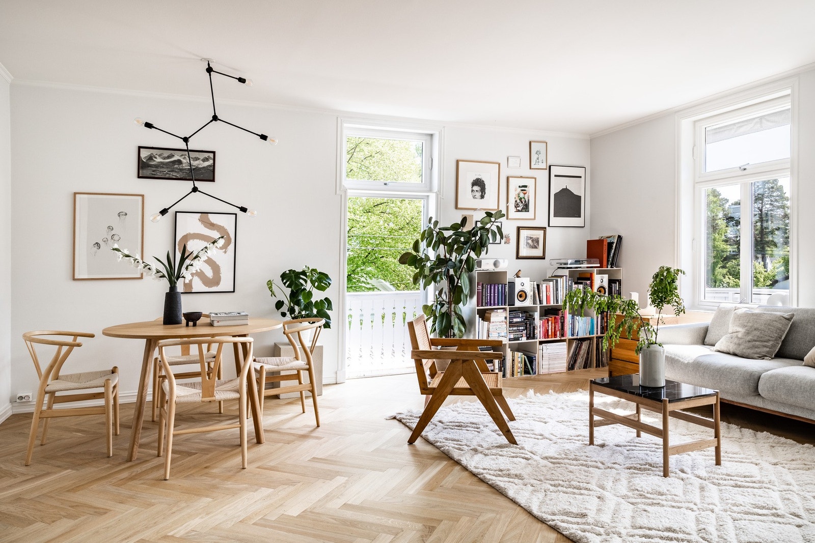 God takhøyde og flotte klassiske vinduer. Galleribilde
