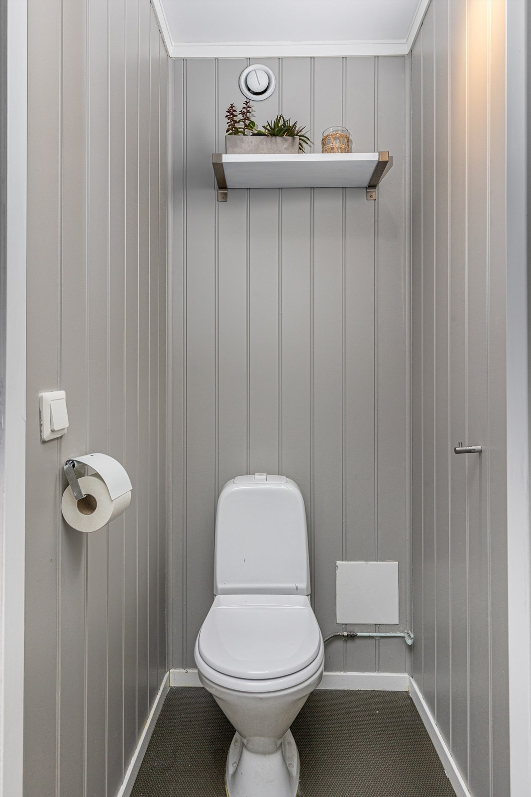 Toalettrom med vinylbelegg og malte plater fra de senere år. Innredet med toalett. Galleribilde