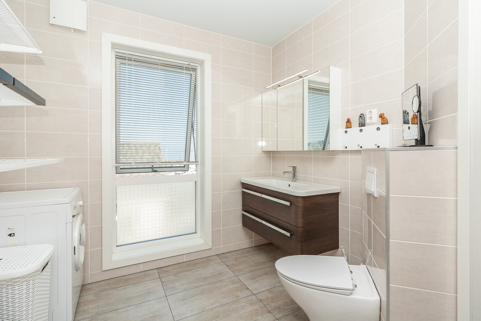 Badet er praktisk innredet med plass til vaskemaskin og tørketrommel. Galleribilde