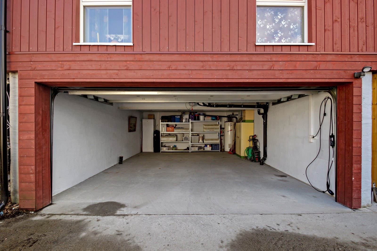 I tillegg til leiligheten har du en stor dobbeltgarasje i sokkel som tilhører denne leiligheten. Galleribilde