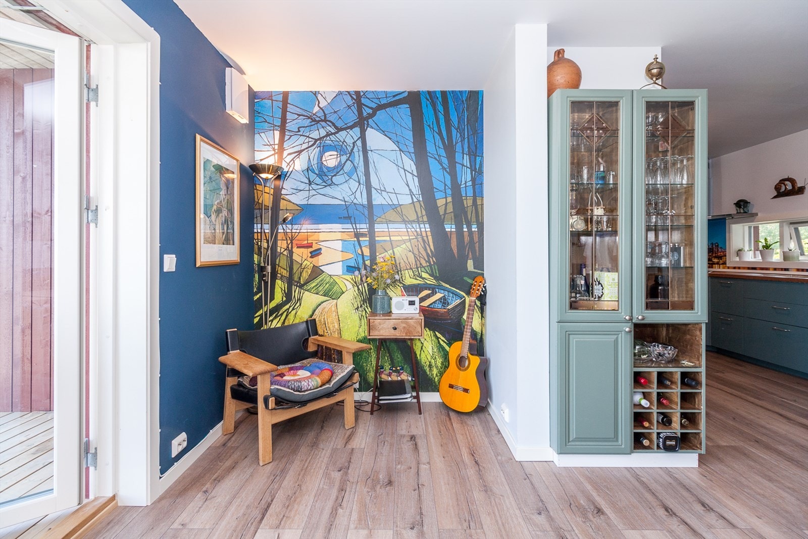 på deler av veggen i stue er det lagt en bildetapet. Galleribilde