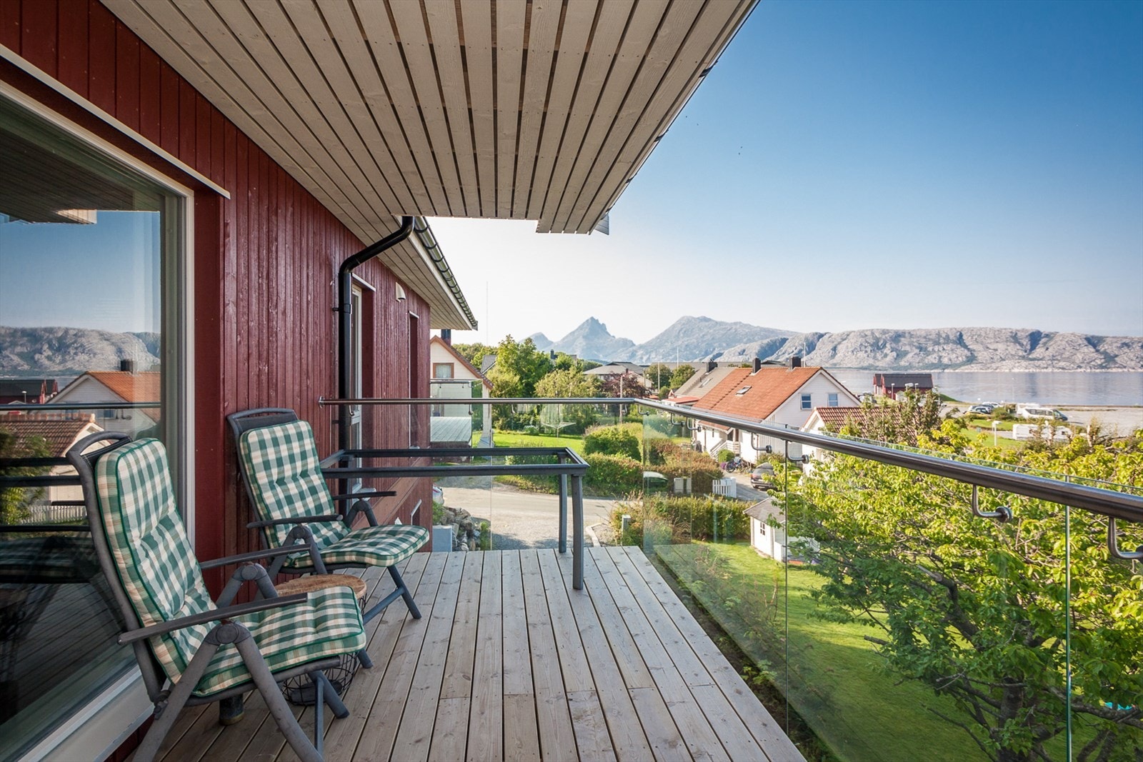 Velkommen til Peer Gynts gate 2D! Fra balkongen har man en slående utsikt over småbåthavna og Alstenfjorden med Dønnamannen i bakgrunn Galleribilde