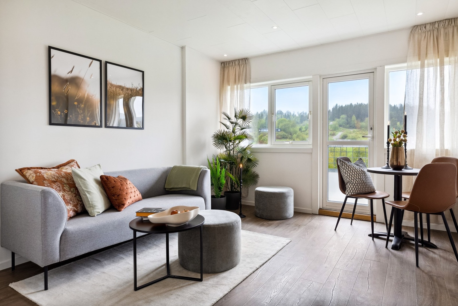 Lys og luftig stue med utgang til veranda. Fin utsikt mot Torrshaug og Bymarka. Galleribilde