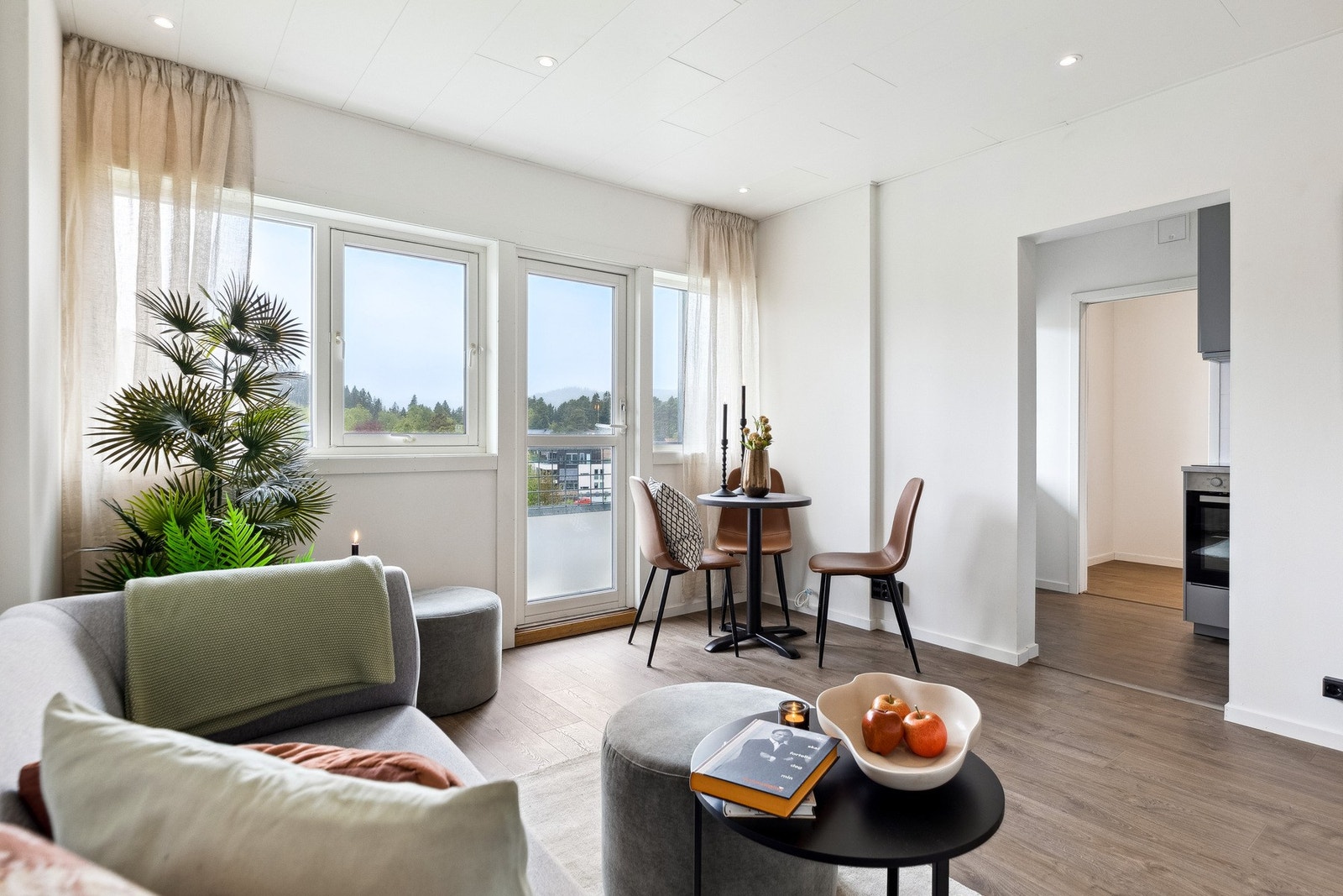 Velkommen til Tampereveien 4 B! En totaloppusset 2-roms med veranda og nydelig utsikt i populære Nyborg Borettslag. Galleribilde