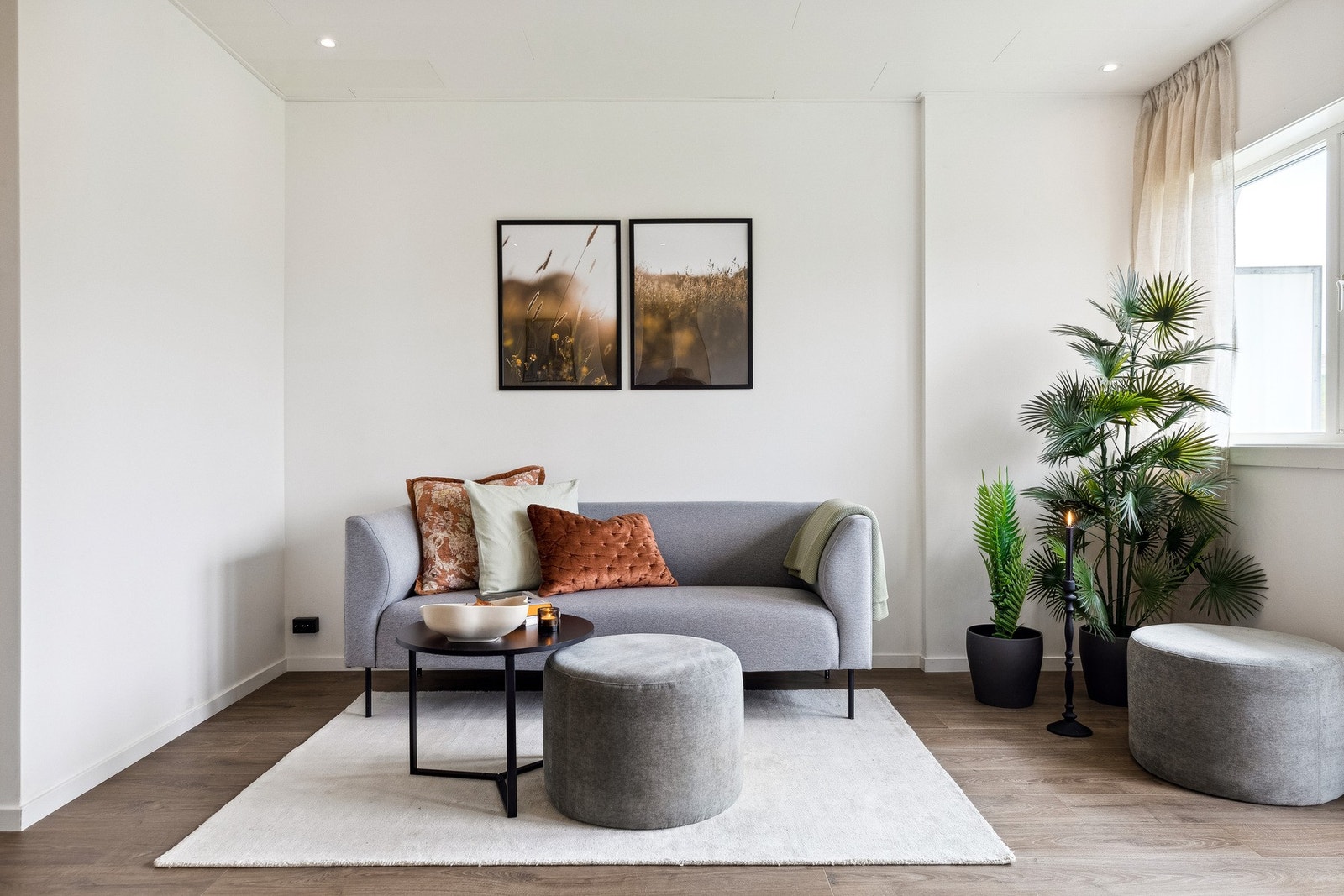 Stuen er lys og åpen med downlights i himling og store vinduer som gir et godt lysinslipp. Galleribilde
