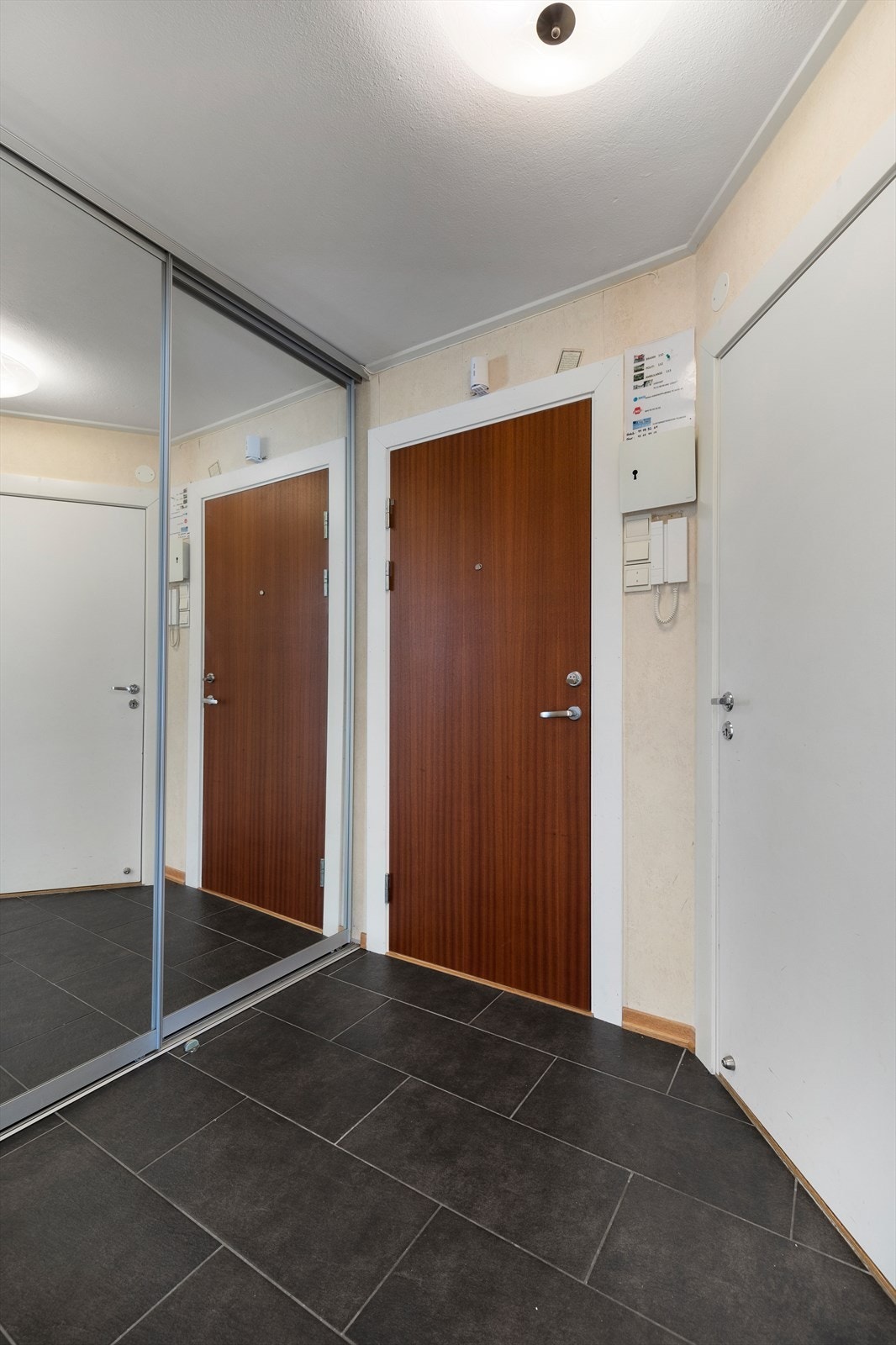 Fliser med varmekabler i entre og skyvedørsgarderobe med speil. Galleribilde