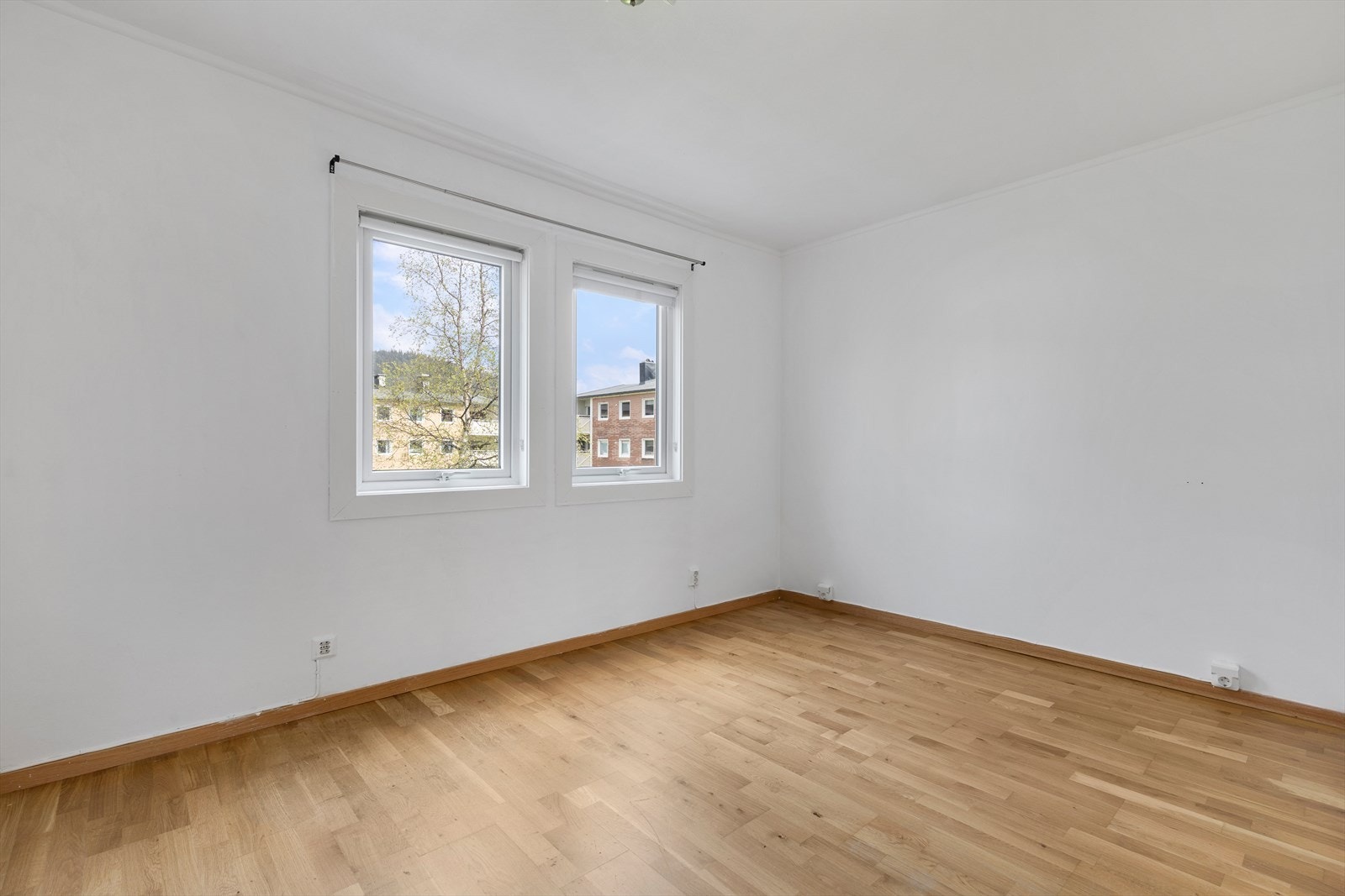 Soverom 2. Dette har tidligere vært delt opp, slik at det ble totalt 3 soverom. Galleribilde