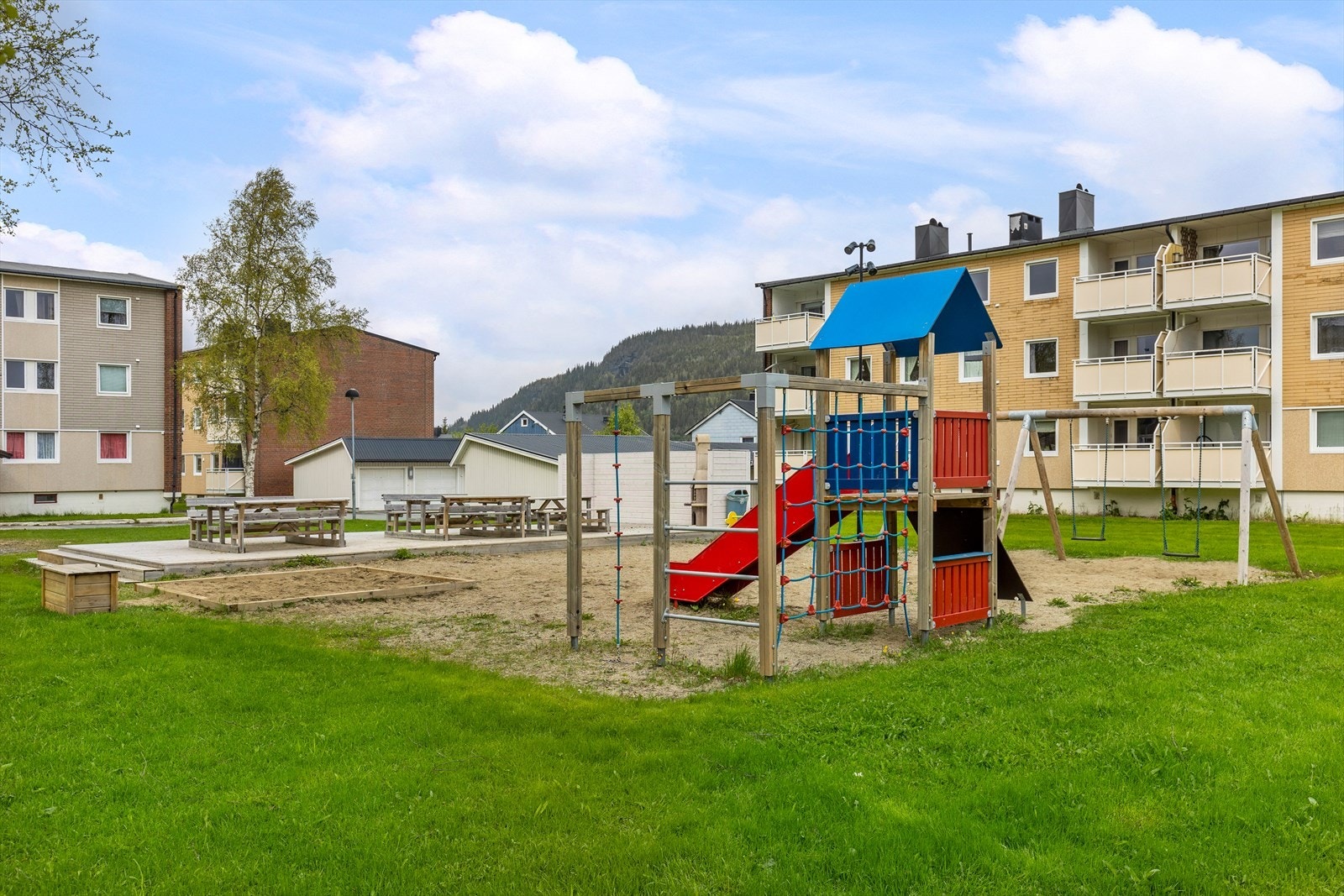 Flotte utearealer med både lekeplass, sittebenker. Galleribilde