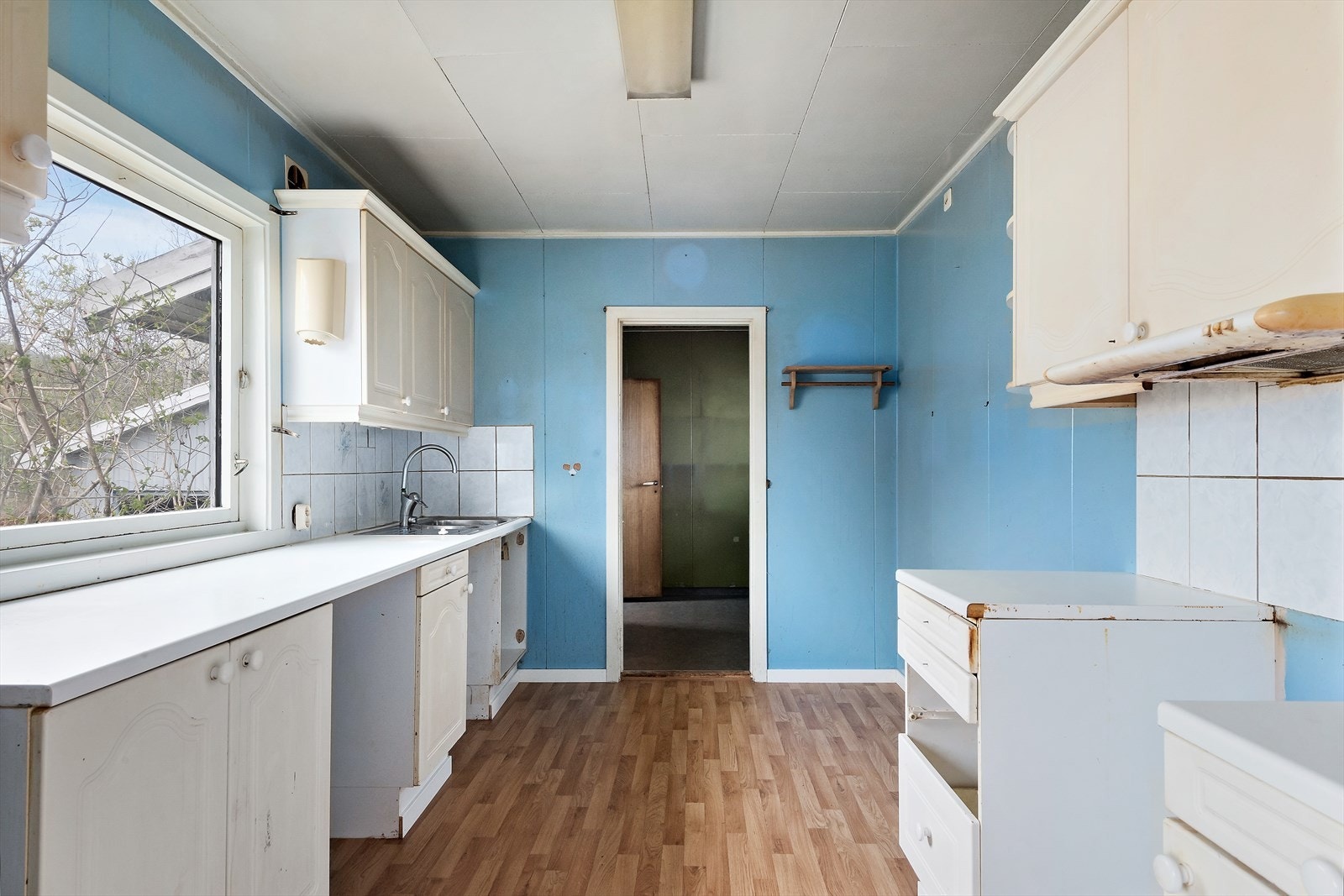 Kjøkkenet har, som resten av boligen, behov for renovering Galleribilde