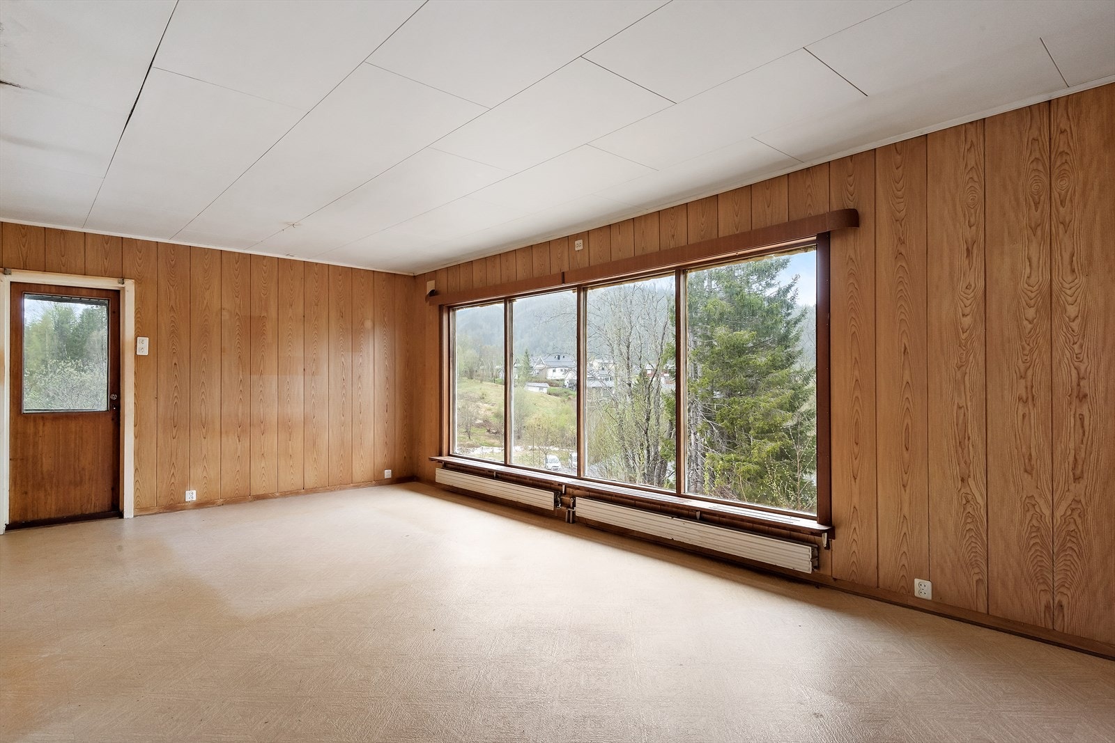 Boligen har et bruksareal på 141 m2, og inneholder blant annet 3 soverom, stue, kjøkken, vaskerom, toalettrom og bad. Galleribilde