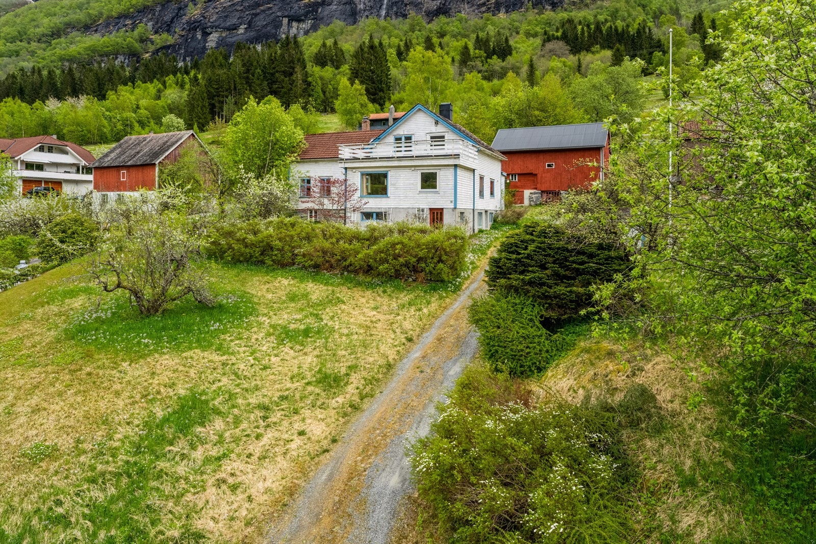 Tomta er på heile 7,4 dekar, og byr på både eit romsleg hage- og tunområde, skogsareal og naustteig ved elva med meir. Galleribilde