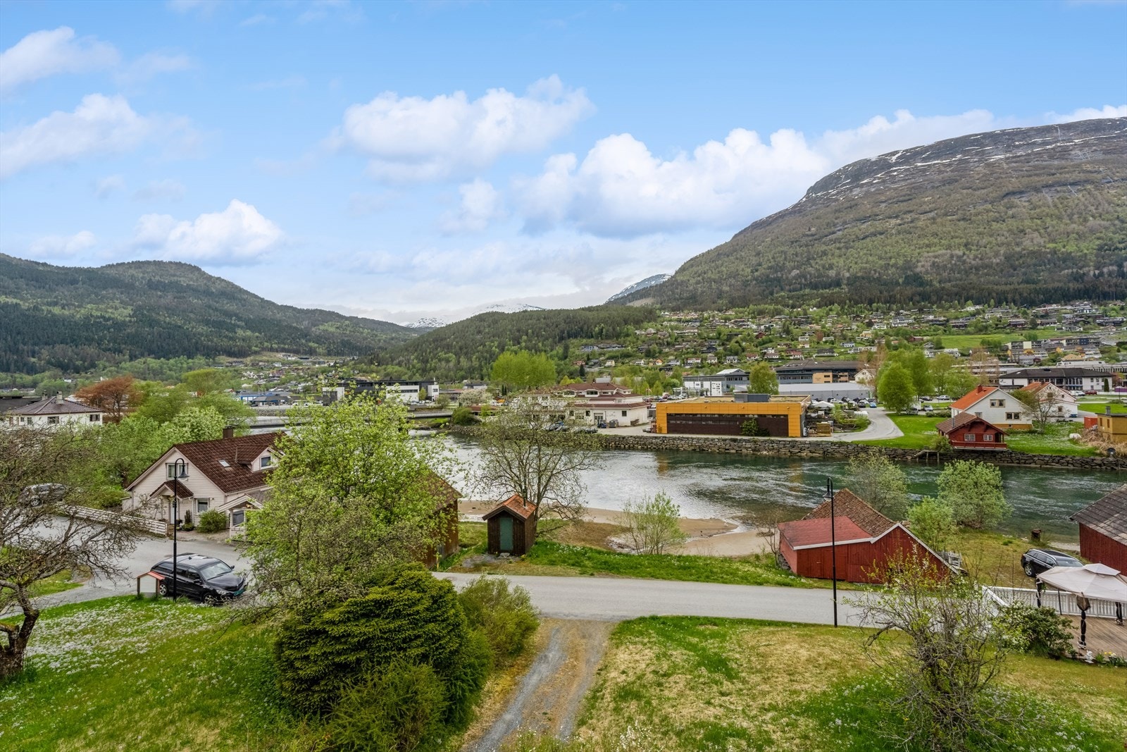 Naustet ligg rett nedanfor bustaden, med eiga strandlinje mot Stryneelva. Frå eigedomen har ein fri og flott utsikt over elva, nærområdet og sentrum. Galleribilde