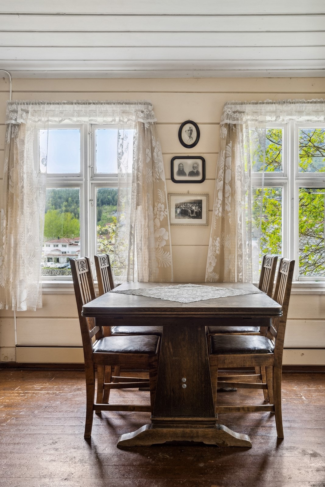 Også her er stova vendt mot sentrum, med fint utsyn gjennom vindauga. Galleribilde