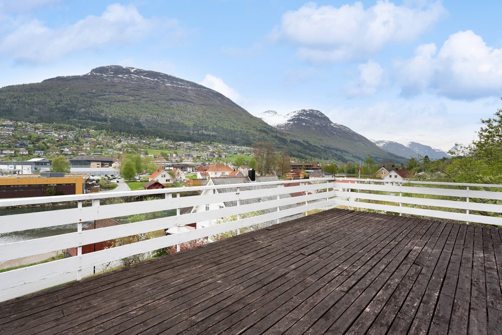 Her har ein meget god plass til diverse utandørs møblement og det ein måtte ynskje. Galleribilde