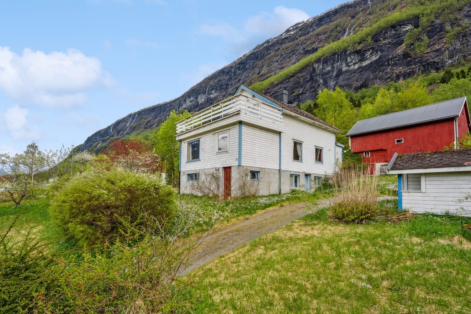 Eigedomen har god boltreplass for både store og små, ute som inne, så her kan heile familien trivast med både leikehytte, hagearbeid og kanskje nokre husdyr? Galleribilde