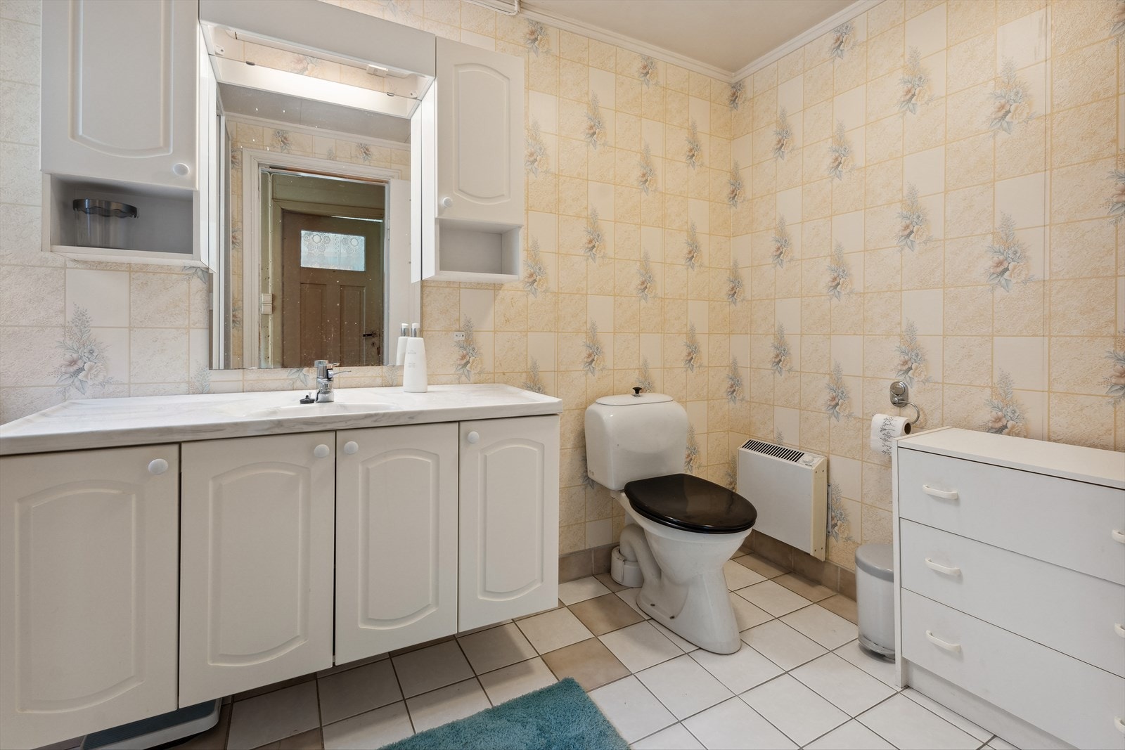 Badet er utstyrt med godt utbygd baderomsinnreiing, wc og dusjkabinett. Galleribilde