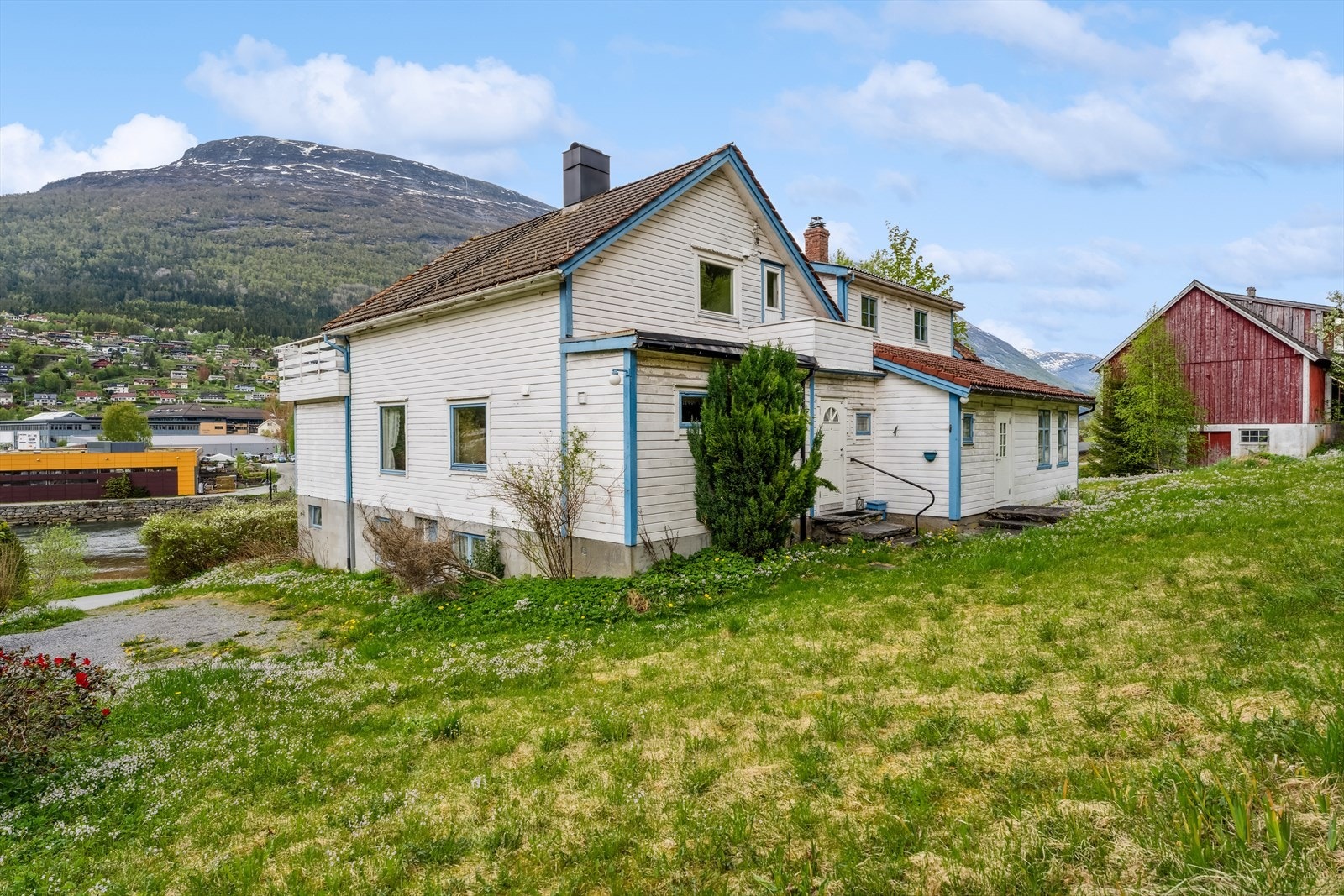 Bustadhuset framstår som 2 separate leilegheiter, med moglegheit for innvendig gjennomgang i 2. etg. Gamledelen er frå ca. 1887 og nyedelen er frå 1958 med tilbygg frå 1970-talet. Galleribilde