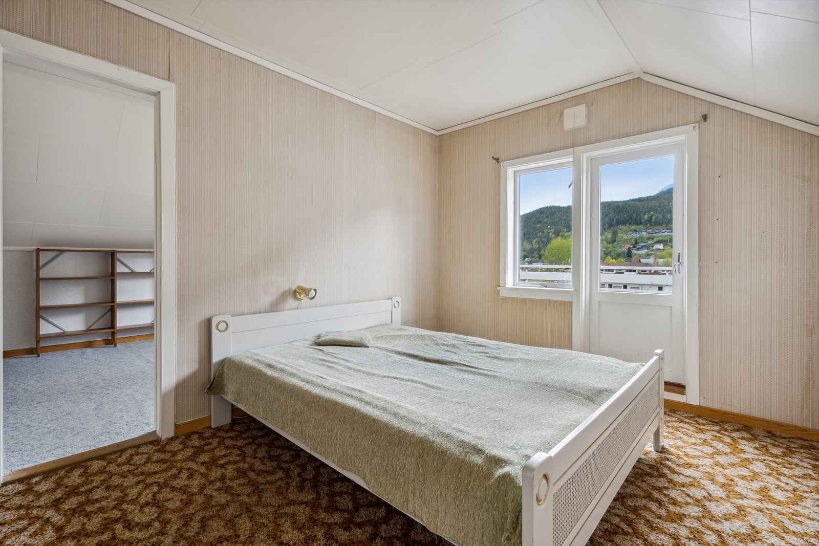 Hovudsoverommet har eigen utgang til særs romsleg terrasse. Galleribilde