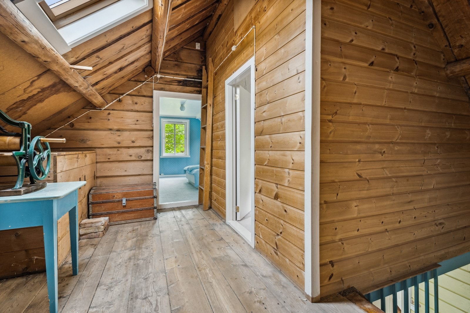 I 2. etg. er det moglegheit for innvendig gjennomgang mellom dei to delane av huset. Galleribilde