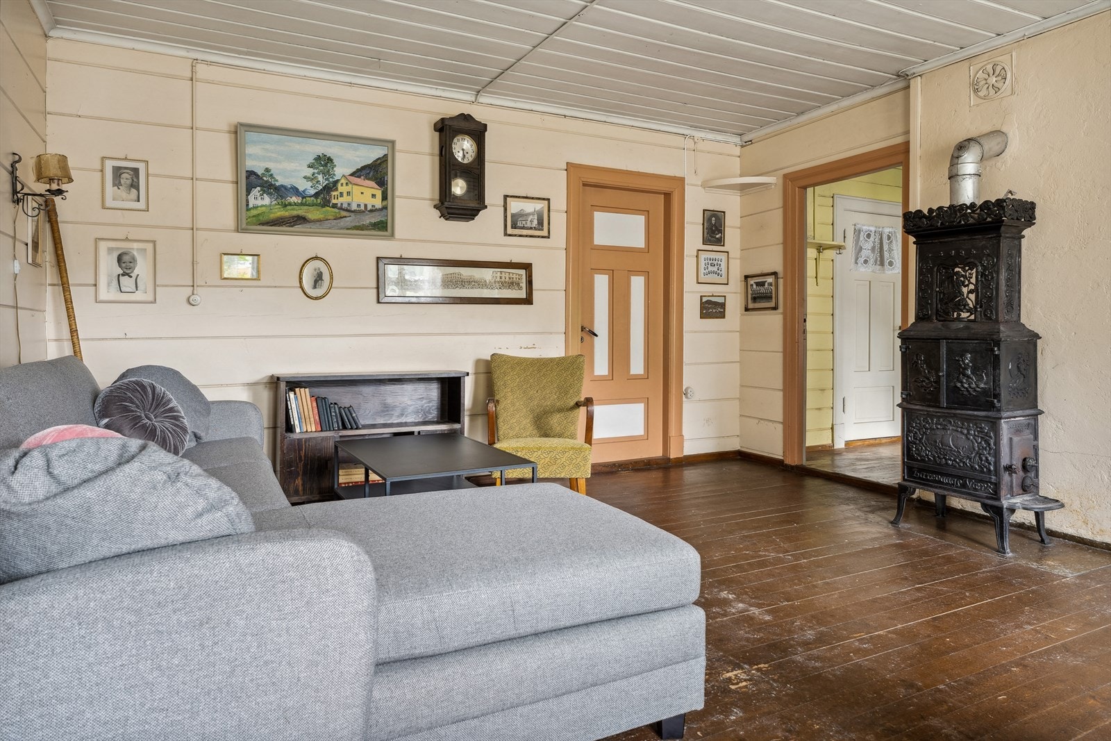 Stove og kjøkken ligg vegg i vegg, men samtidig skjerma frå kvarandre. Galleribilde