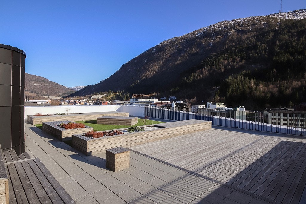 Takterrassen har gode solforhold og er tilrettelagt med flere fine uteplasser Galleribilde
