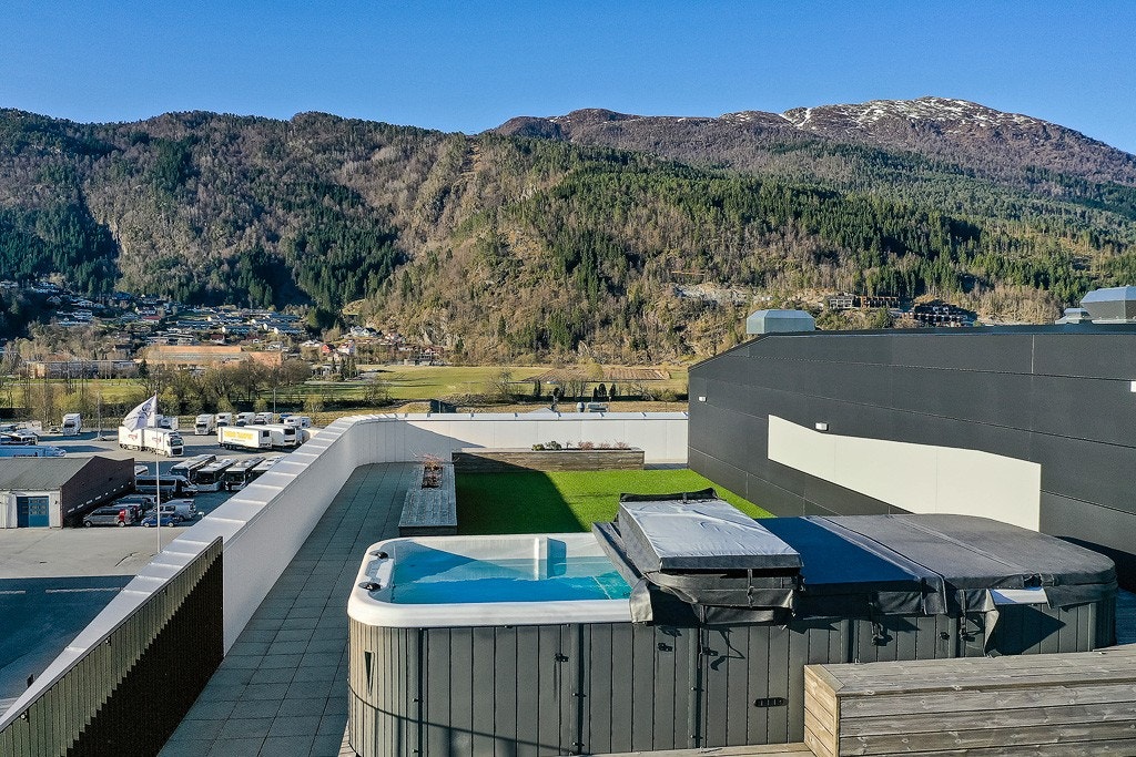 X-faktoren på takterrassen finner du i motstrømsbassenget og spabadet sameiet drifter for beboerne (arkivfoto) Galleribilde