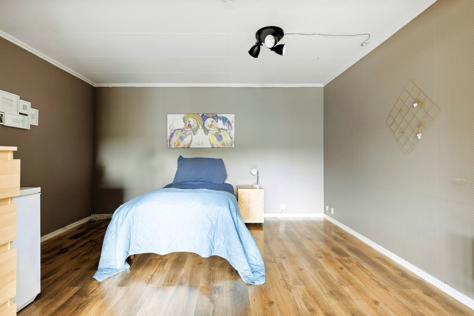 Det er satt inn seng i stuen i underetasjen. Galleribilde