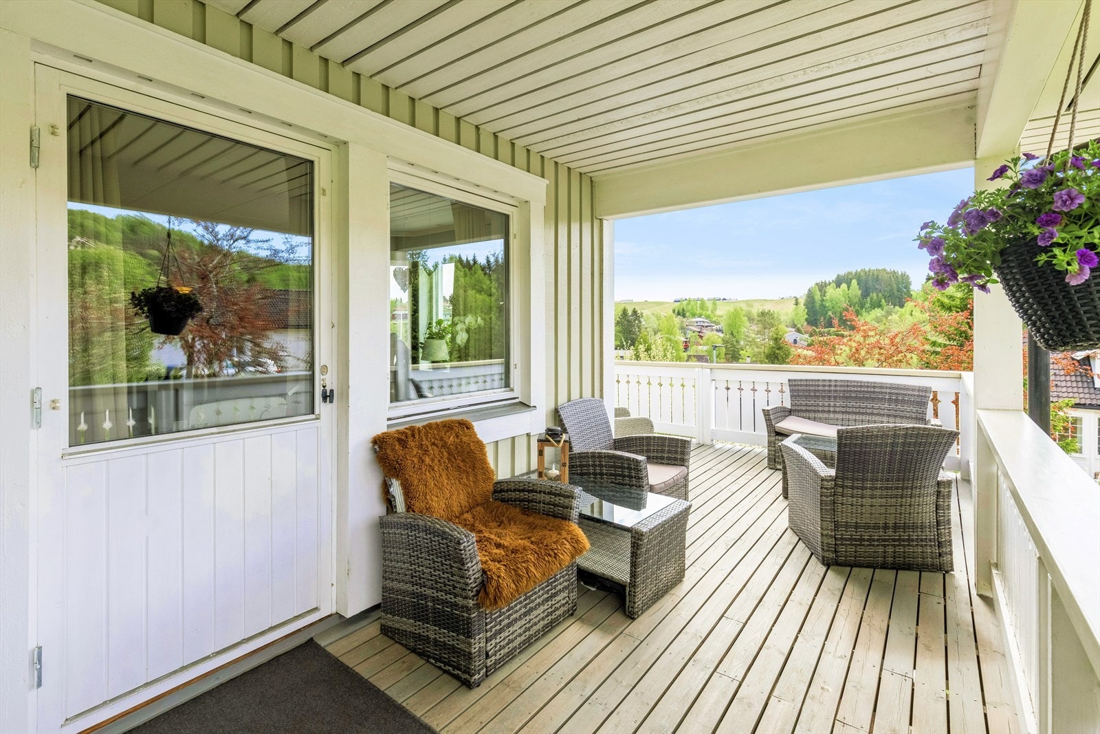 Stor veranda med flotte uteområder. Galleribilde