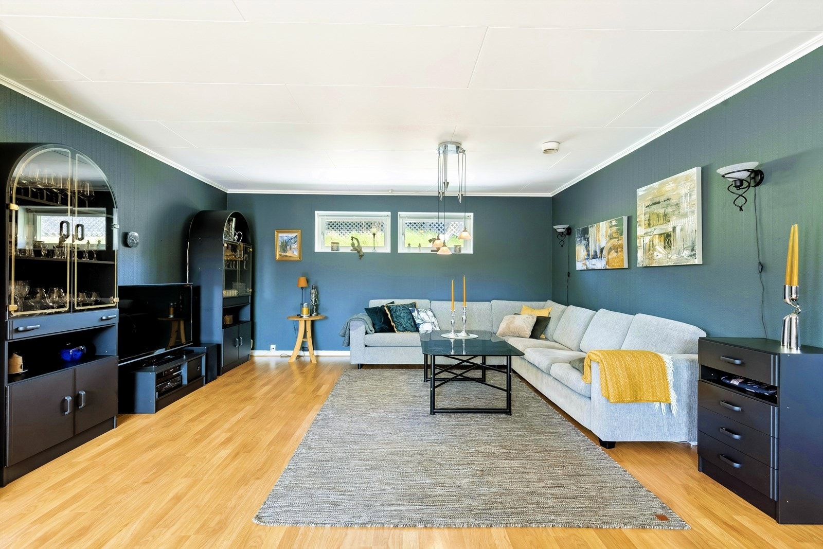 Boligen har en romslig hovedstue med god plass til sofagruppe og andre møbler. Galleribilde
