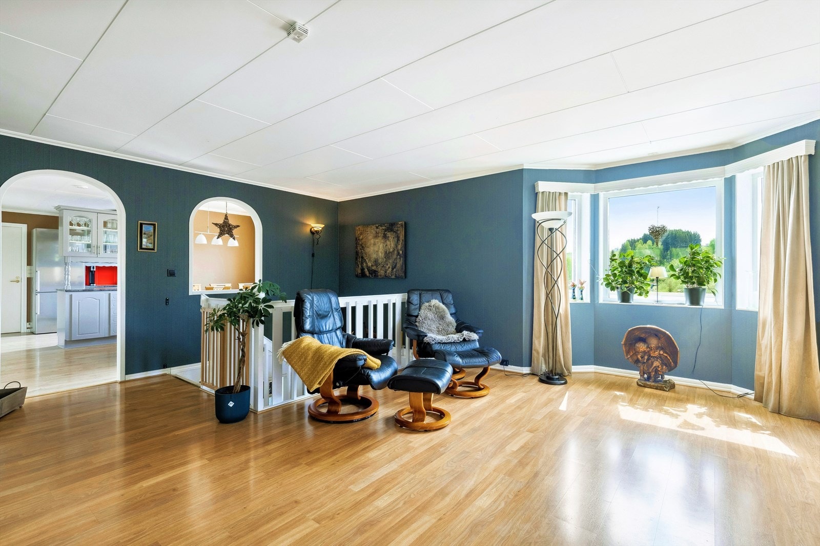 Store vindusflater slipper inn godt ned naturlig lys. Galleribilde