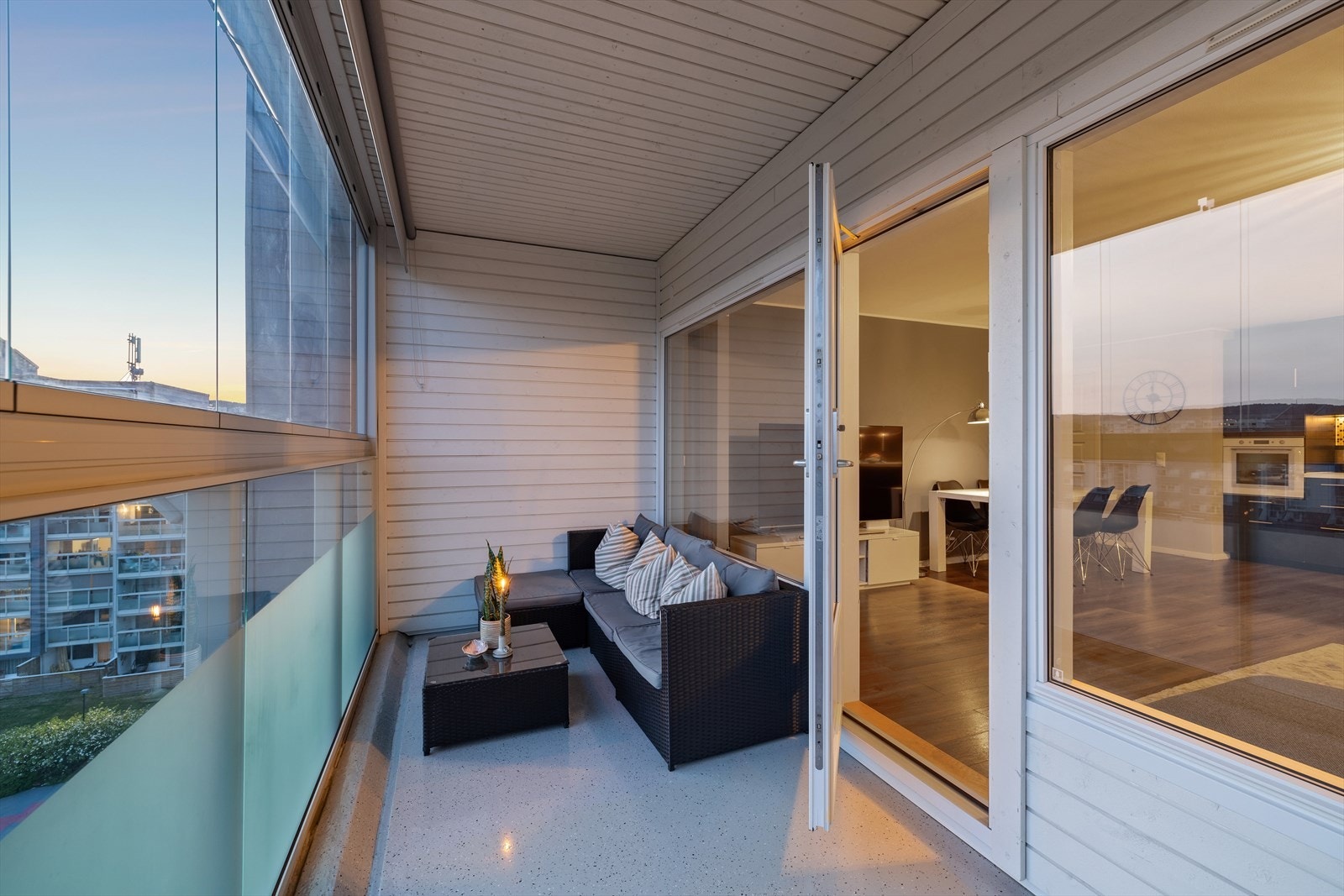 Svært trivelig innglasset balkong fra 2019 med epoxy gulv, rullegardin, utebelysning og strømuttak. Galleribilde