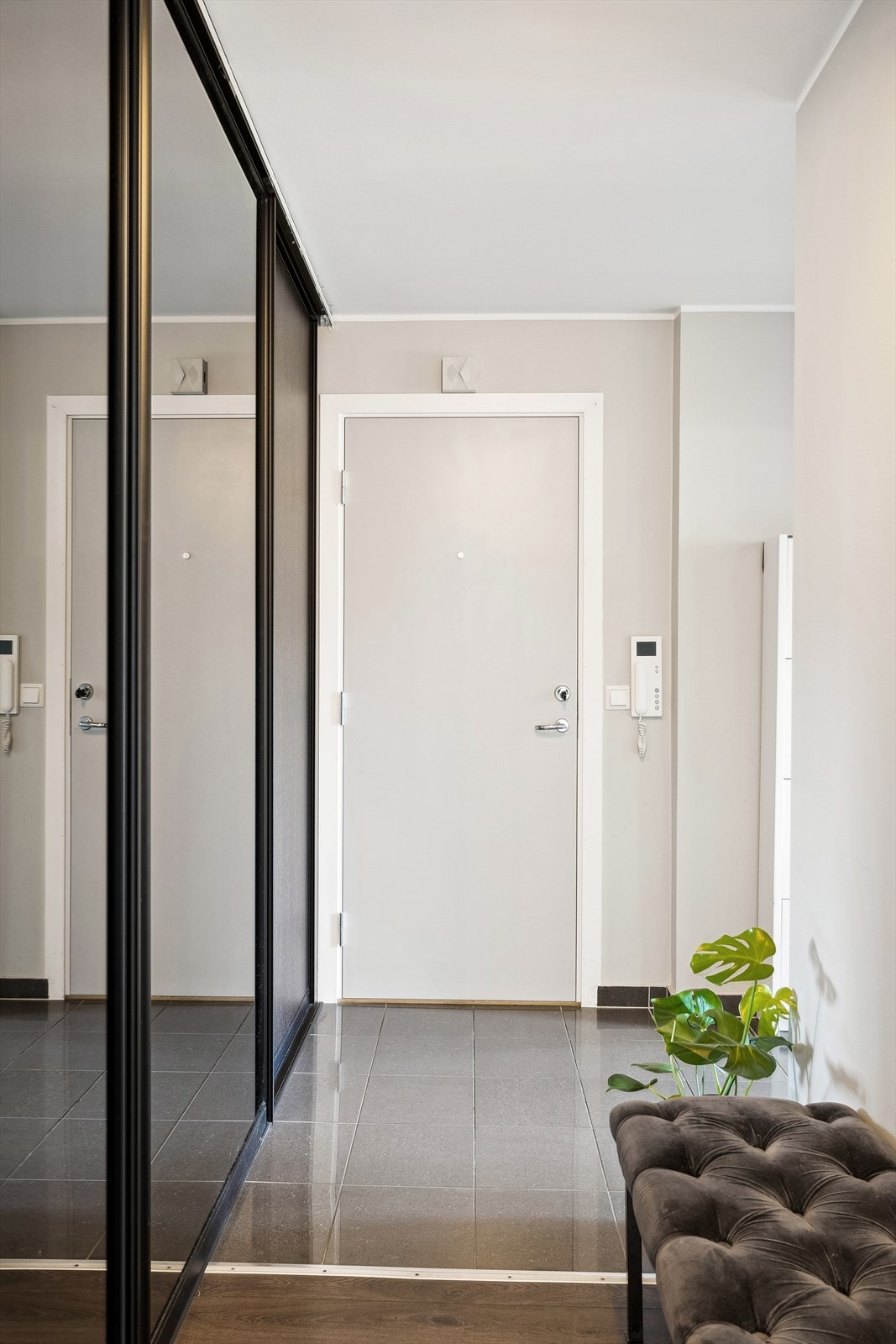 Du ønskes velkommen inn i en romslig entré med god plass til å henge fra deg yttertøy og sette fra deg sko. Her er det montert en praktisk skyvedørsgarderobe som bidrar med gode oppbevaringsmuligheter. Leiligheten har dørcalling system med video. Galleribilde