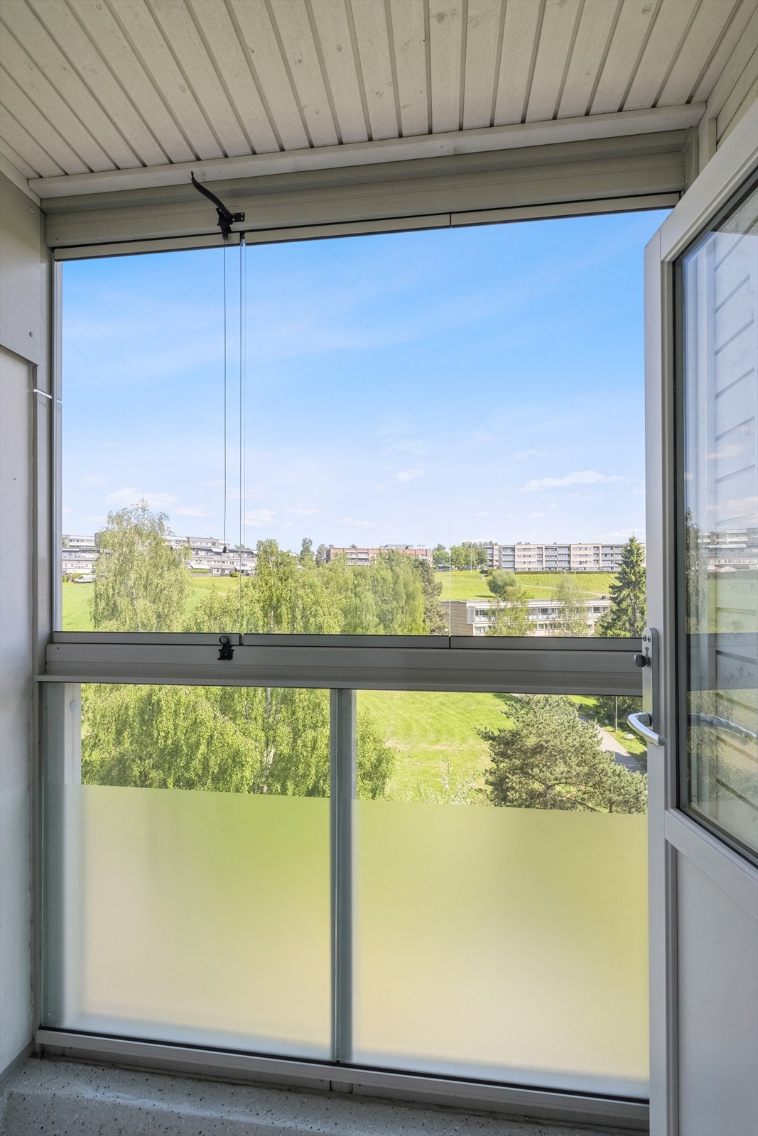 Fra hovedsoverommet har du direkte adkomst til en innglasset balkong på ca. 3 kvm. Videre fra balkongen har du adgang til en praktisk utebod på ca. 2 kvm. Galleribilde
