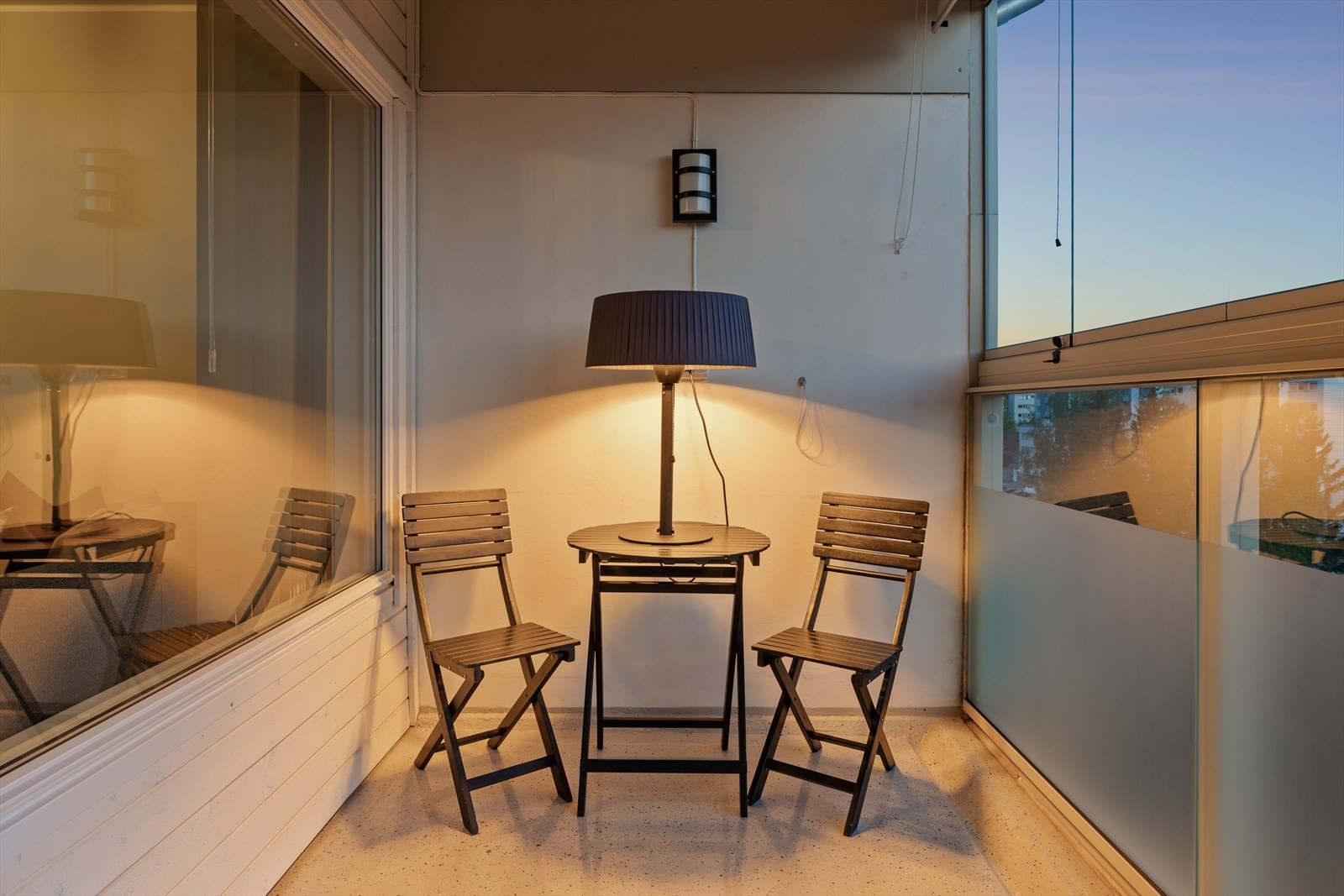 Siden balkongen er innglasset sitter du helt lunt og skjermet, også når været ikke er på sitt beste. Galleribilde