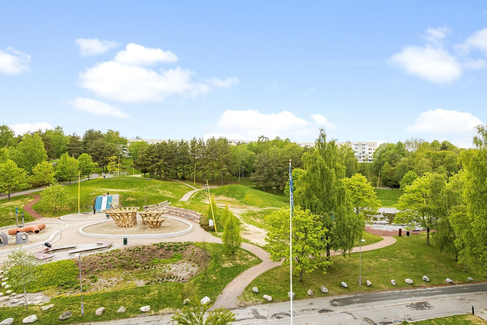Verdensparken er ett minutts gange fra leiligheten. Her er det benker, grill, hinderløype, frukt- og bærhage, lekelandskap og bekk Galleribilde