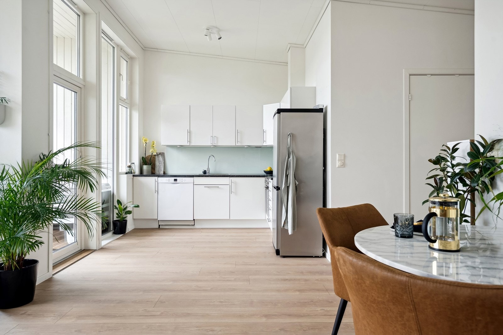 Av hvitevarer er det koketopp, stekeovn, frittstående kjøleskap og oppvaskmaskin. Galleribilde