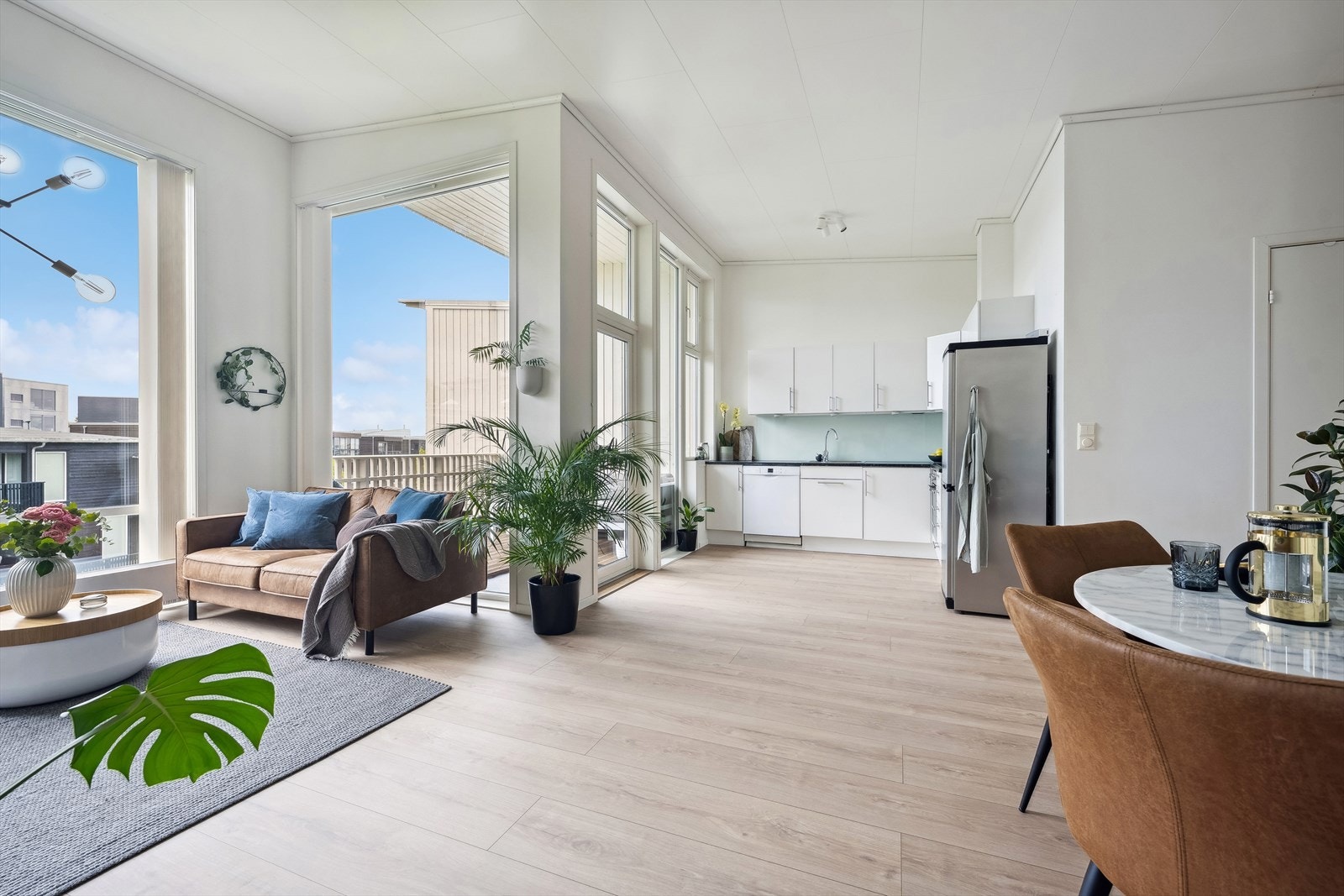 Stuen og kjøkkenet er i åpen moderne løsning. Her kan du kan dekke på og invitere inn til sosiale sammenkomster og hyggelige måltider. Galleribilde