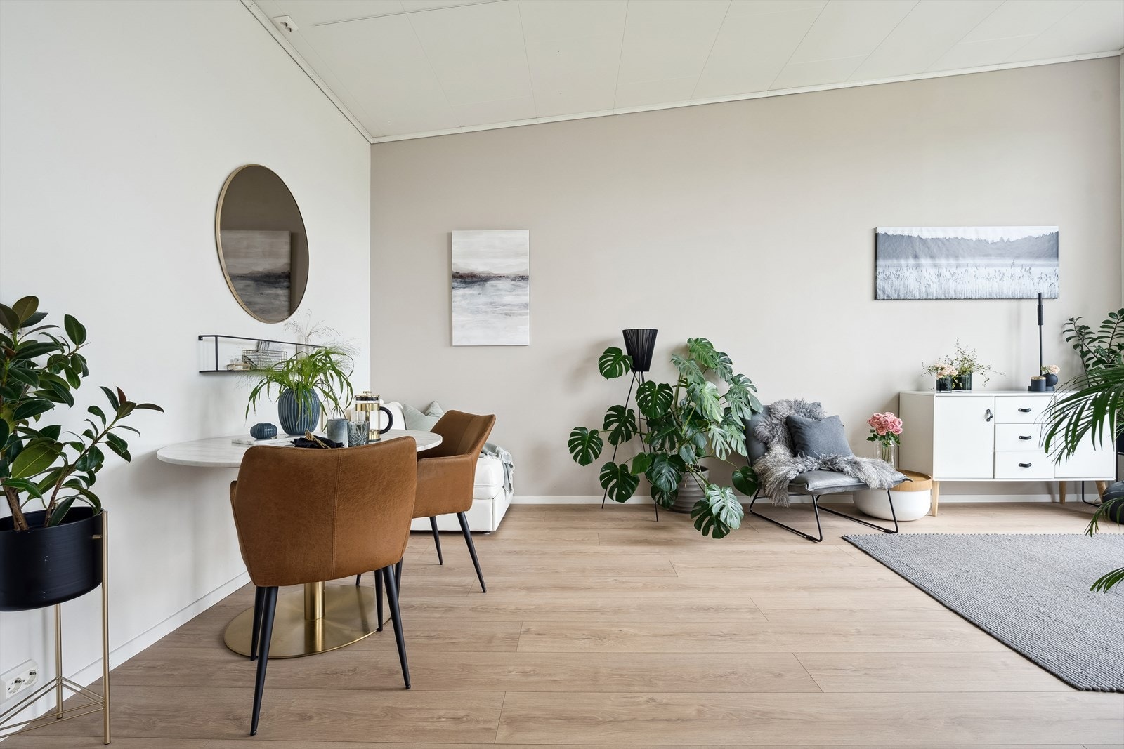 Det er god størrelse på stuen, med plass til å innrede med både sofagruppe og et større spisebord. Galleribilde