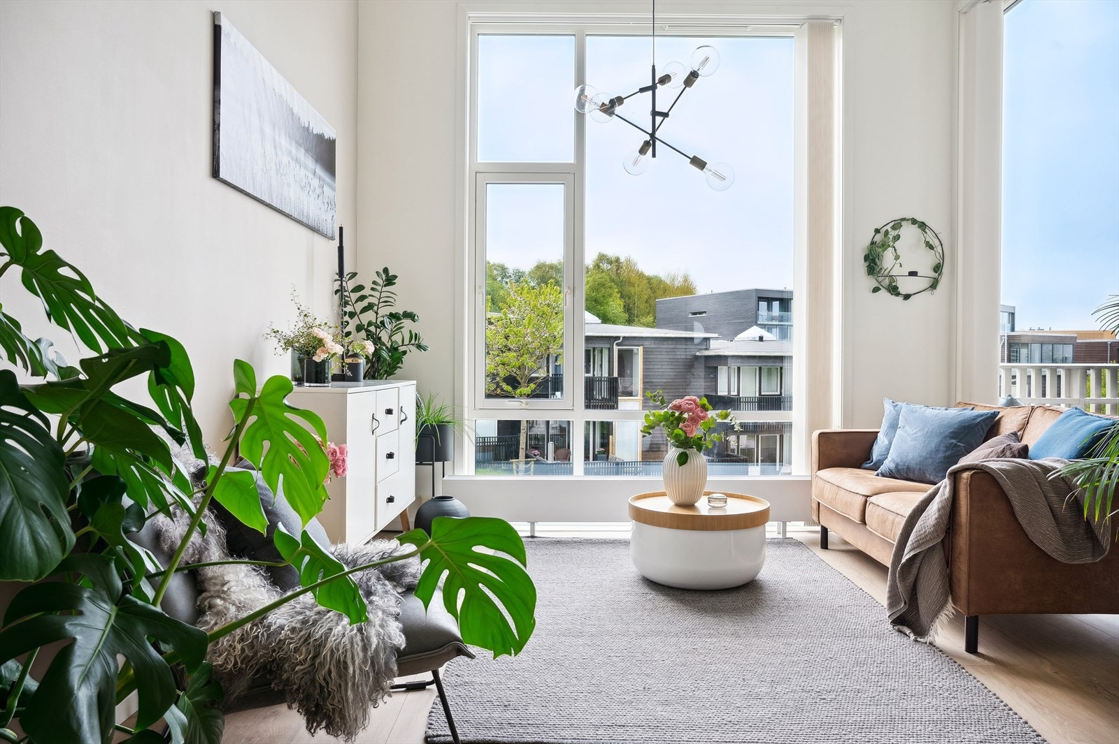 Leiligheten ligger i et landlig og meget familievennlig boligområde på Søra Bråde/Sunde. Beliggenheten er også svært attraktiv med nærhet til sjø, ferskvann, vakker natur og servicetilbud Galleribilde