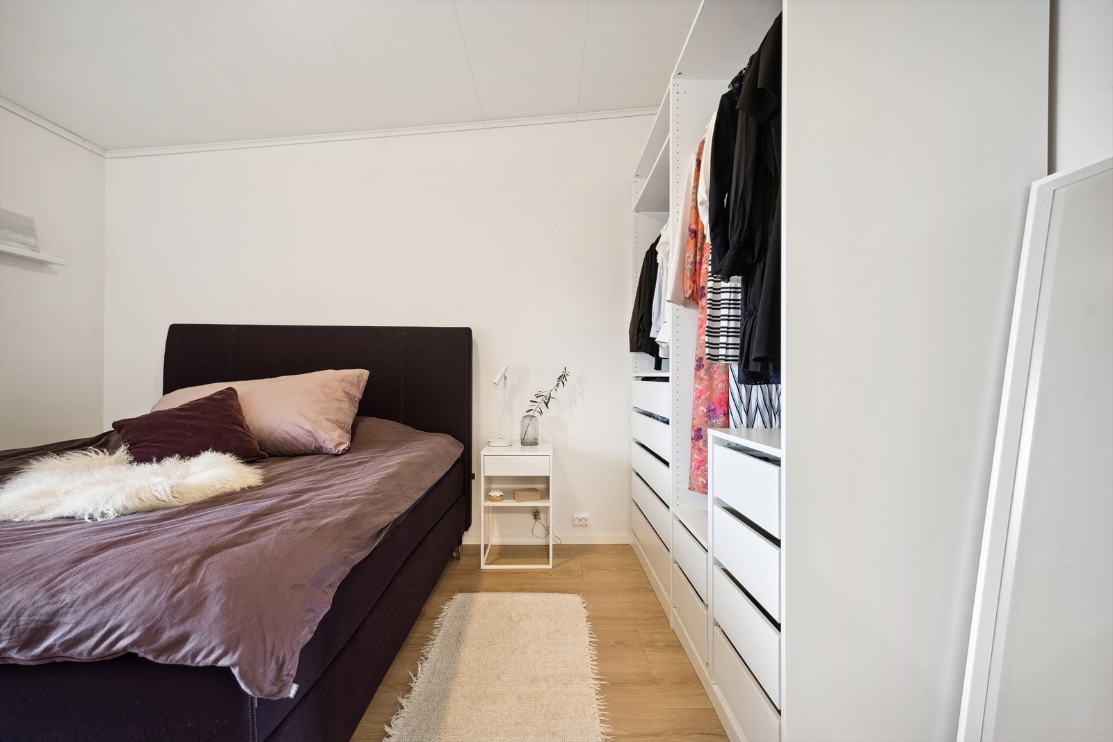 Leiligheten har to svale soverom, som begge ligger godt skjermet fra stue og kjøkken. Hovedsoverommet har en flott garderobeløsning. Galleribilde