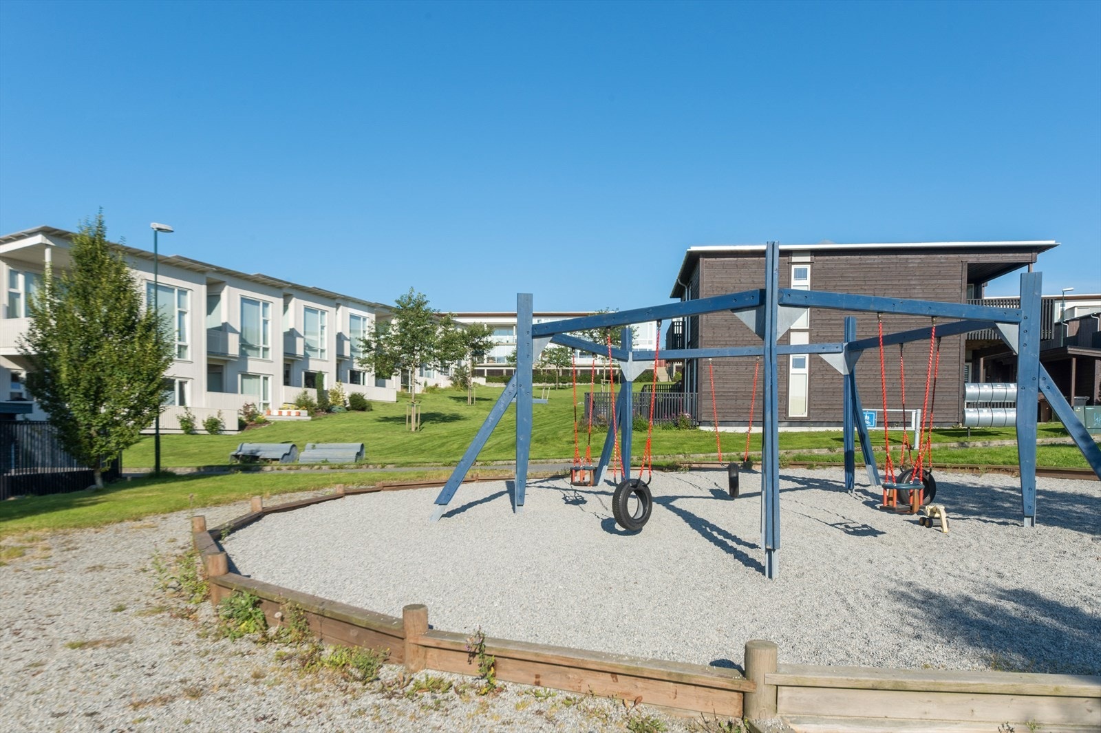Boligfeltet grenser til et frodig, lite friområde med ballplass og lekeplass. I tillegg er det både bussholdeplass, skoler og flere barnehager i nærområdene. Galleribilde