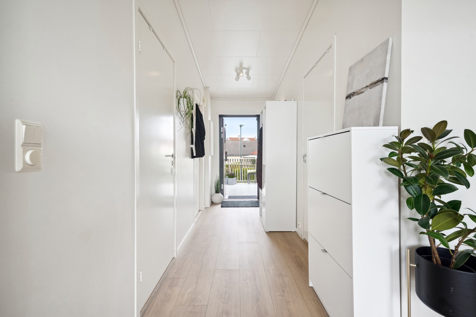 Her ønskes du velkommen inn i en lys entré med plass til å henge fra seg sko og ytterklær før man trer videre inn i boligen. Galleribilde