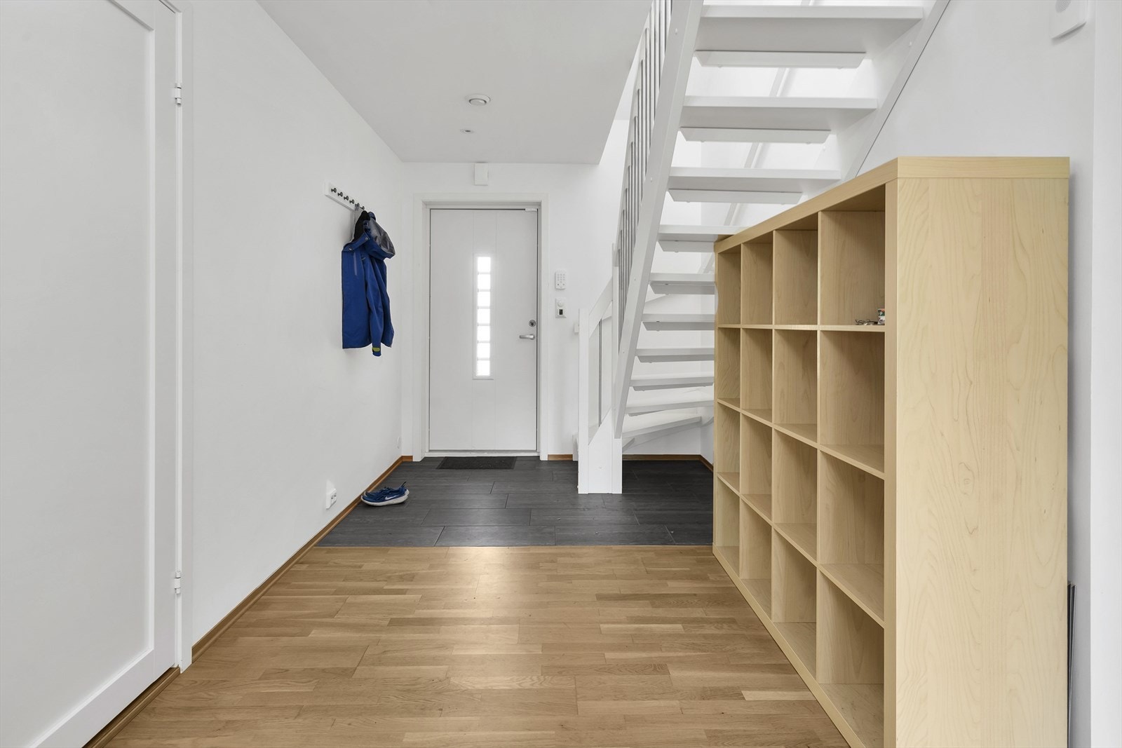 Gang med trapp til loftsetasjen Galleribilde