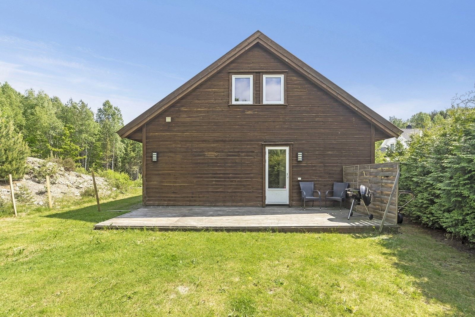 Det er utgang til stor platting og til tomten fra stuen Galleribilde