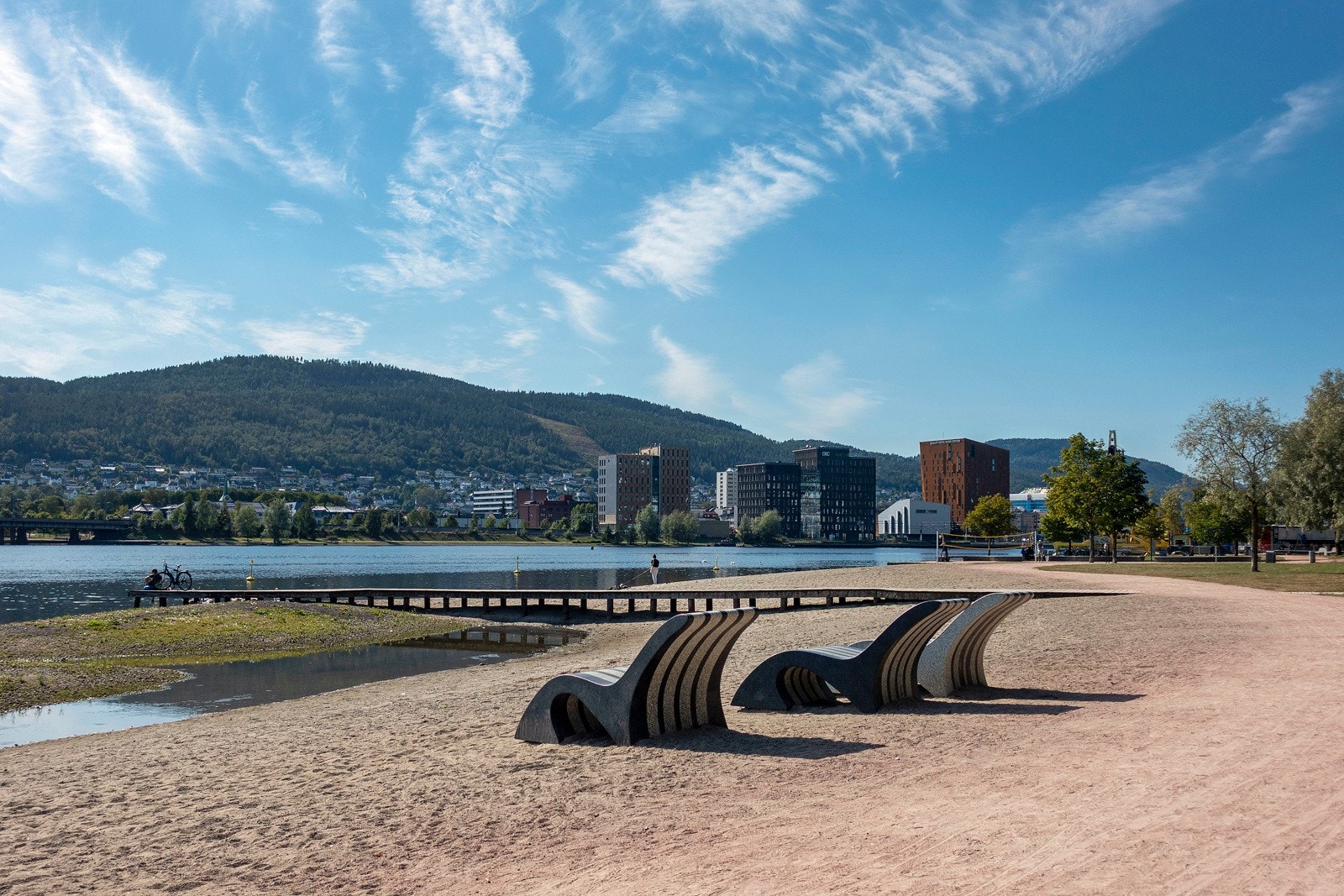 Ved elven er det etablert en bystrand, som er hyppigt brukt om sommeren. Galleribilde