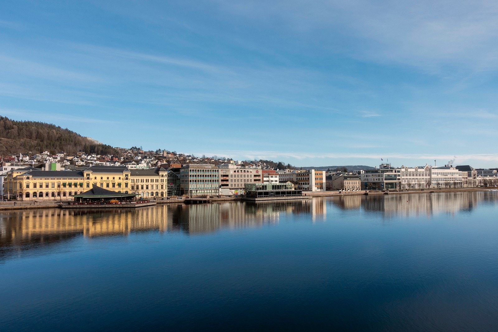 Ellers er det kort gange til den vakre elvepromenaden med både utendørs servering, grønne lunger og badestrender. Galleribilde