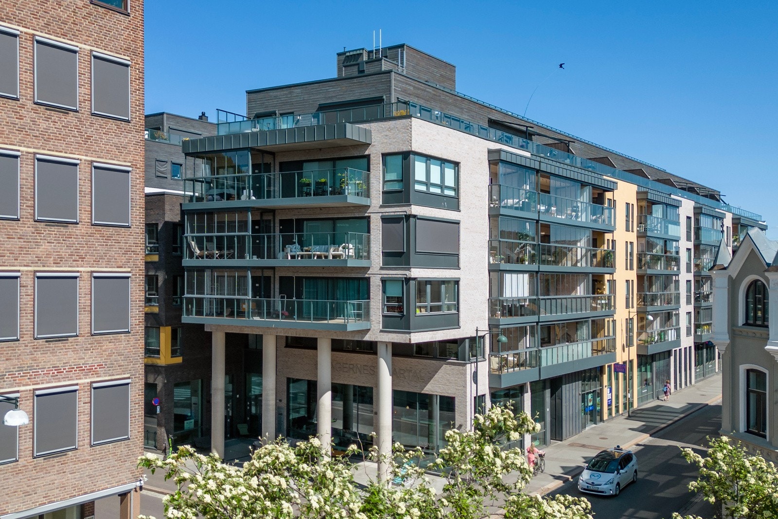 Rema 1000 ligger i underetasjen og ved torget finner du bakerier som åpner tidlig, koselige kafeer og spisesteder som sørger for en mer kulinarisk opplevelse utover ettermiddagen. Galleribilde